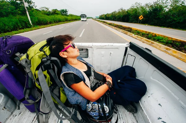 Ragazza viaggiatore dorme in un pick-up, colombia - giugno, 2019 — Foto Stock