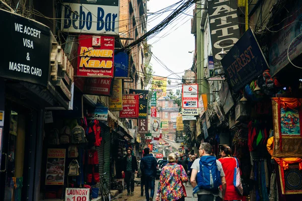 Katmandu, Nepal - Kasım 2019 Thamel bölgesinde renkli dekorasyonlarla dolu alışveriş caddesi 
