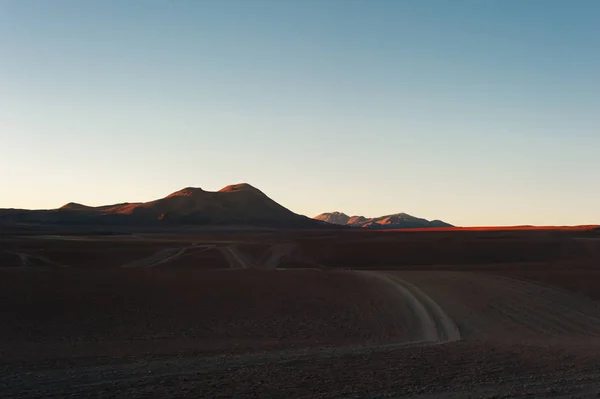 Vista a través de las montañas Dalí Altiplano Perú desierto Salar de Uyuni — Foto de Stock