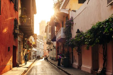 Cartagena de Indias, Kolombiya - Ocak 2019: Renkli binalar ve sokak
