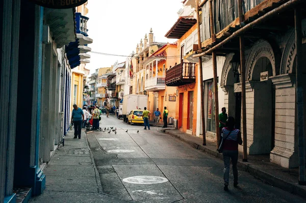 Cartagena de Indias, Colombia - januari 2019: Färgglada byggnader och gata — Stockfoto