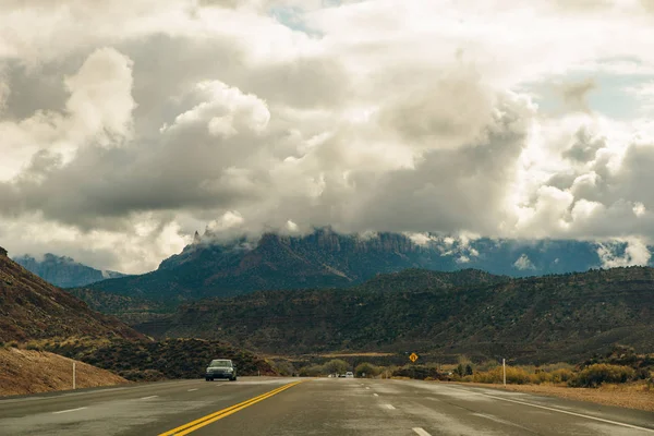 Zion National Park é um parque nacional americano localizado no sudoeste de Utah, perto da cidade de Springdale. — Fotografia de Stock