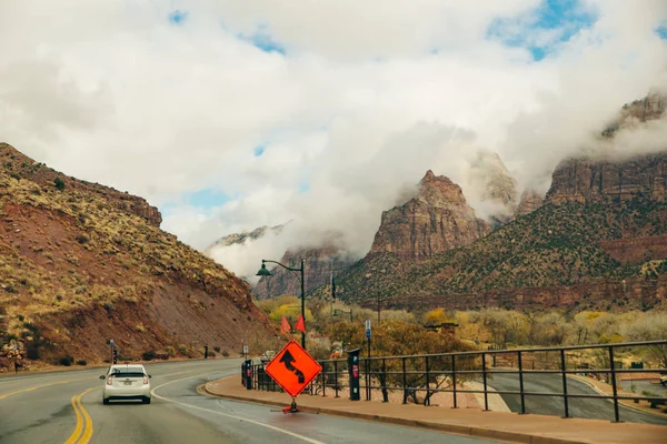 Zion National Park ist ein amerikanischer Nationalpark im Südwesten von Utah in der Nähe der Stadt Springdale — Stockfoto