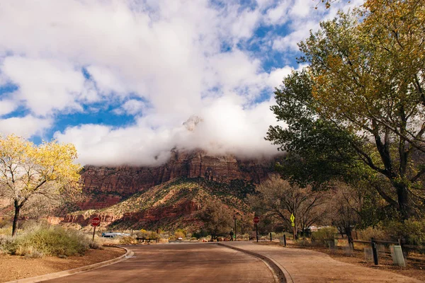 시온 국립 공원 (Zion National Park) 은 유타 주 남서부 스프링 데일 읍 근처에 위치한 미국의 국립 공원이다. — 스톡 사진