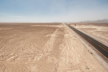 Otoyol ünlü Nazca hatlarını kesiyor.