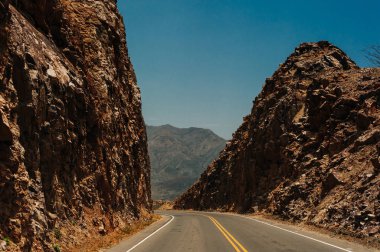 dik kaya duvarları arasında yürüyüş için Kanyon yolu dar yol yolu