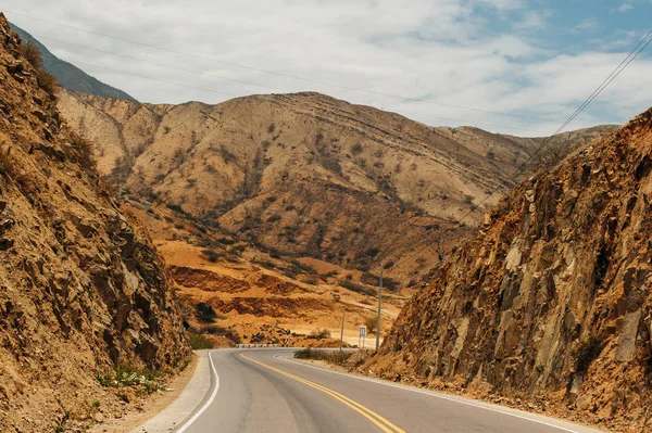 Strada canyon stretto sentiero per camminare tra ripide pareti rocciose — Foto Stock