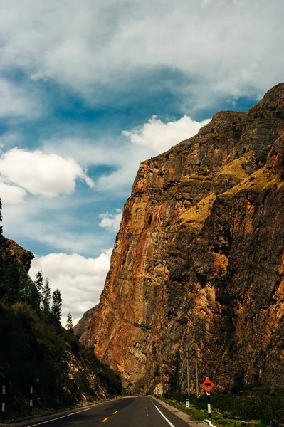 Canyon estrada caminho estreito para andar entre paredes de rocha íngremes — Fotografia de Stock