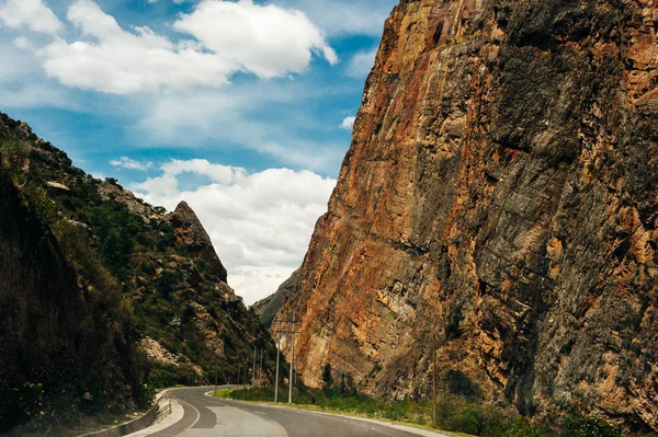 Strada canyon stretto sentiero per camminare tra ripide pareti rocciose — Foto Stock