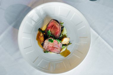 Restoran ortamında sebzeli bifteğe yakın çekim. Filet Mignon