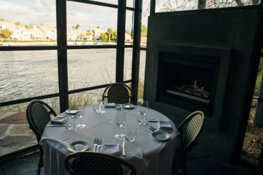 Restorandaki yemek masası göle bakıyor.