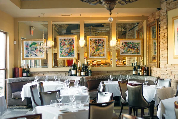 США - октябрь 2019 года интерьер винного ресторана с белыми скатертями — стоковое фото