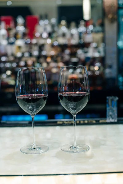 Copos com vinho tinto no balcão de bar no restaurante — Fotografia de Stock