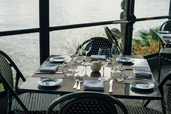 Mesa de jantar no restaurante com vista para o lago — Fotografia de Stock