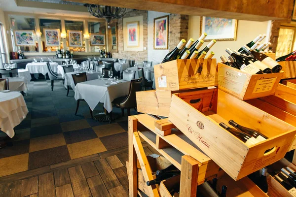 Usa - oktober 2019 interieur wijnrestaurant met witte tafelkleden Stockafbeelding