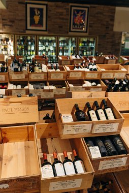 ABD - Ekim, 2019 İçki İçki İçki Dükkanı, Alkol Kırmızı ve Beyaz Şarap İthalatı Şişe Satıcısı