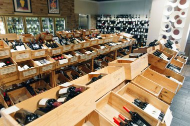 ABD - Ekim, 2019 İçki İçki İçki Dükkanı, Alkol Kırmızı ve Beyaz Şarap İthalatı Şişe Satıcısı