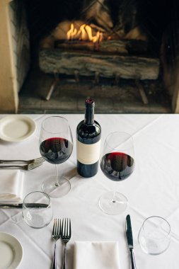 Lokantadaki tezgahta kırmızı şarap bardakları