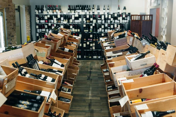 EUA - outubro, 2019 Liquors Spirits Wine Shop, Alcohol Drinking Red and White Import Wine in Bottles Selling — Fotografia de Stock