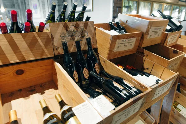 Usa - octubre, 2019 Bebidas alcohólicas Tienda de vinos, Beber alcohol Vino tinto y blanco de importación en botellas Vender — Foto de Stock