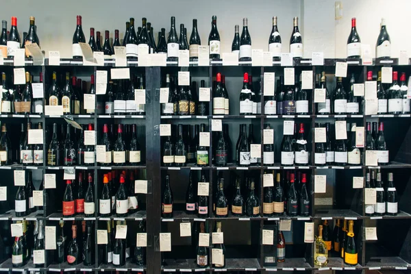 EUA - outubro, 2019 Liquors Spirits Wine Shop, Alcohol Drinking Red and White Import Wine in Bottles Selling — Fotografia de Stock