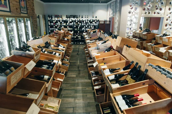 EUA - outubro, 2019 Liquors Spirits Wine Shop, Alcohol Drinking Red and White Import Wine in Bottles Selling — Fotografia de Stock