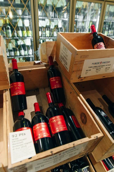 Usa - octubre, 2019 Bebidas alcohólicas Tienda de vinos, Beber alcohol Vino tinto y blanco de importación en botellas Vender — Foto de Stock