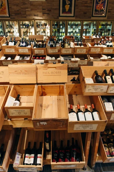 Usa - octubre, 2019 Bebidas alcohólicas Tienda de vinos, Beber alcohol Vino tinto y blanco de importación en botellas Vender — Foto de Stock