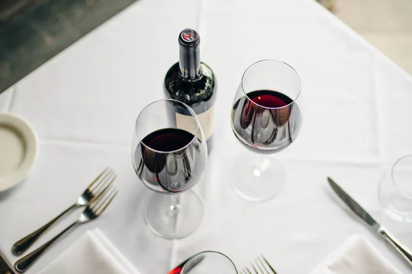 Copos com vinho tinto no balcão de bar no restaurante — Fotografia de Stock