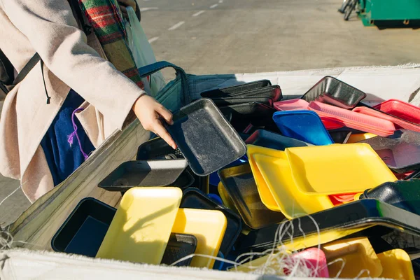 Vancouver Zero Waste Centre - oktober 2019 - Het meisje sorteert het afval in de recyclinginstallatie naast de vuilnisbak — Stockfoto