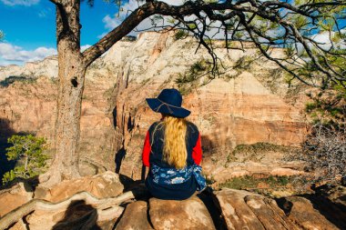 Utah 'ın güneybatısındaki Zion Ulusal Parkı' nda, Springdale, Usa yakınlarındaki bir kız yolcu.
