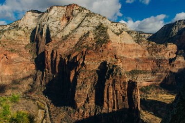 Ünlü Angles Landing 'in de görüldüğü Gözlem Noktası' ndan Zion Kanyonu 'nun çarpıcı bir görüntüsü