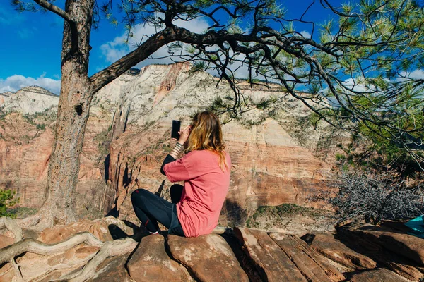 Turista toma fotos en el Parque Nacional Zion es un parque nacional americano — Foto de Stock