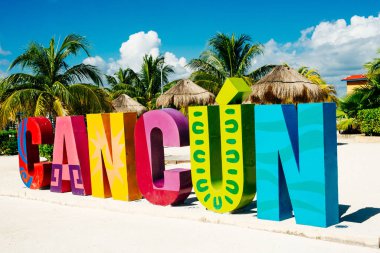 Cancun, Quintana Roo, Meksika - Aralık, 2019 Cancun Karayipler 'deki mavi okyanusun renkli işareti. Turistik bölge