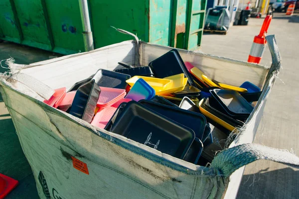 Centro de Resíduos Zero de Vancouver - outubro de 2019 - Caixas de plástico no centro de reciclagem — Fotografia de Stock