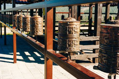 Dua davulu. Nepal 'deki eski dua silindirleri. Tibet Dua tekerlekleri. Budistler sıraya dizildi