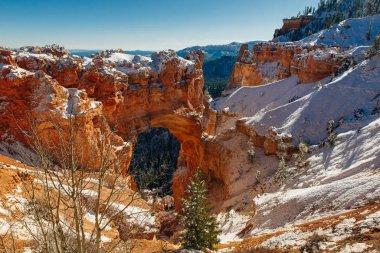 Doğal Taş Köprü, Bryce Kanyonu 'nda kar ile kavis.