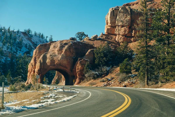 Piros Arch közúti alagútja a módja annak, hogy Bryce Canyon National Park, Utah, Amerikai Egyesült Államok — Stock Fotó