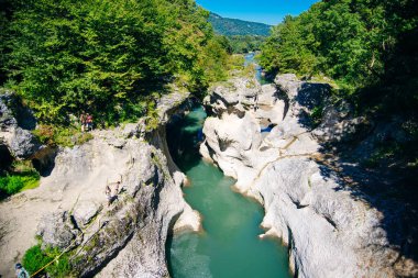 Rusya 'nın Aygea kentindeki Belaya Nehri üzerinde manzara kanyonu