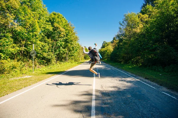 Voyageur avec un grand sac à dos sur la route — Photo