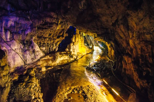Wielka jaskinia Azisz w Rosji. Widok na wnętrze jaskini. Wielka sala koncertowa. — Zdjęcie stockowe