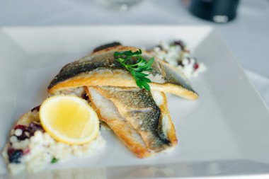 Balık yemeği. Restoranda balık fileto ve sebze.