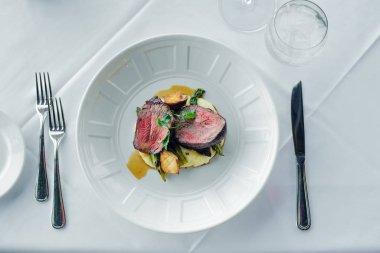 Restoran ortamında sebzeli bifteğe yakın çekim. Filet Mignon