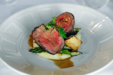 Restoran ortamında sebzeli bifteğe yakın çekim. Filet Mignon