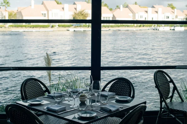 Mesa de jantar no restaurante com vista para o lago — Fotografia de Stock