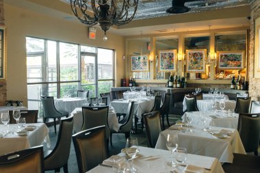 Usa - Ekim, 2019 Şarap Lokantası İçi beyaz masa örtüleriyle