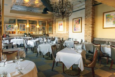 Usa - Ekim, 2019 Şarap Lokantası İçi beyaz masa örtüleriyle