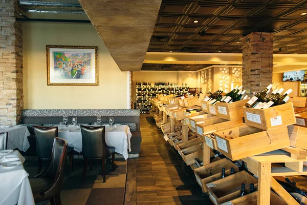 Usa - oktober 2019 interieur wijnrestaurant met witte tafelkleden — Stockfoto