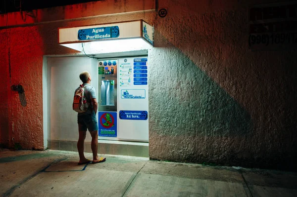 Cancun, Mexico - oktober 2019 Achteraanzicht van jonge man met Atm cash point — Stockfoto