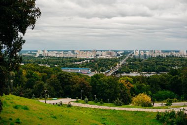 Kyiv, Ukrayna - Ekim 2019 Kyiv 'deki Volodymyrska Tepesinden Dinyeper Nehri manzarası